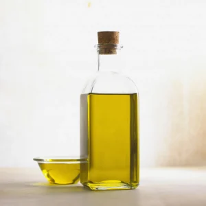 Bottiglia di vetro con olio di oliva e ciotolina