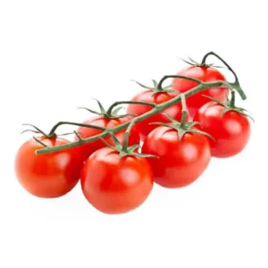 Pomodori ciliegino rossi a grappolo su fondo bianco