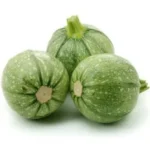 Tre zucchine tonde di colore verde chiaro